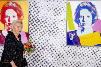 o primarie din olanda a aruncat din greseala la gunoi un portret al reginei beatrix semnat de warhol regretam acest lucru 680b38ceb75e1
