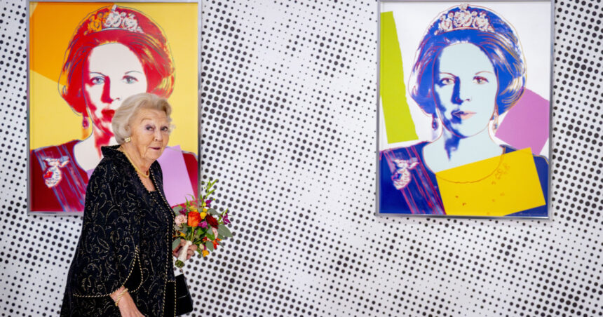 O primărie olandeză a distrus accidental un tablou al Reginei Beatrix, realizat de Warhol. „Ne pare rău pentru incident” 1 o primarie din olanda a aruncat din greseala la gunoi un portret al reginei beatrix semnat de warhol regretam acest lucru 680b38ceb75e1