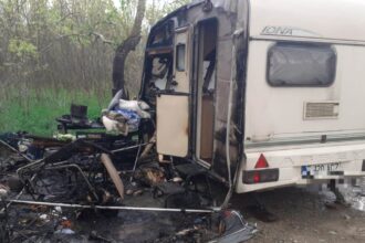 o rulota a luat foc in harsova o femeie de 72 de ani a suferit arsuri pe 70 din suprafata corpului 6803c95a00600