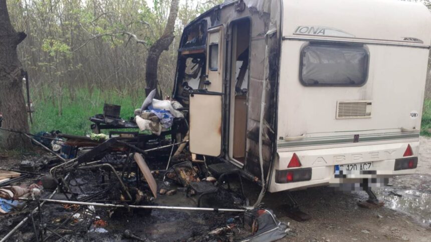 Incendiu devastator într-o rulotă la Hârșova: o bătrână de 72 de ani a suferit arsuri severe pe 70% din corp 1 o rulota a luat foc in harsova o femeie de 72 de ani a suferit arsuri pe 70 din suprafata corpului 6803c95a00600