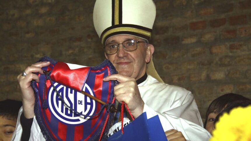 Papa Francisc, pasionat înfocat de fotbal, își idolatriza un star brazilian! 1 papa francisc era fan fanatic al unei echipe de fotbal iar fotbalistul sau preferat era un brazilian 68062dfa27406