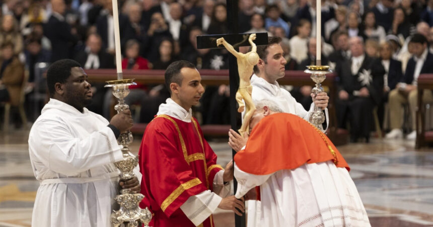 Papa Francisc, în recuperare, nu a participat la tradiționala procesiune de Vinerea Mare din Roma 1 papa francisc inca in convalescenta a lipsit de la procesiunea anuala din vinerea mare de la roma 680337674d885