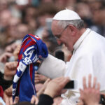 Papa Francisc și dragostea pentru fotbal: echipa argentiniană care i-a câștigat inima 2 papa francisc pasionat de fotbal echipa argentiniana pe care a sustinut o 68062962eeb86