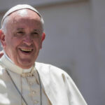 Papa Francisc: Calea unui fiu de imigranți argentinieni spre conducerea Vaticanului și impactul său asupra lumii 2 papa francisc un papa al poporului cum a ajuns fiul unor imigranti din argentina sa conduca vaticanul si ce mostenire lasa in urma 68060220ad06f