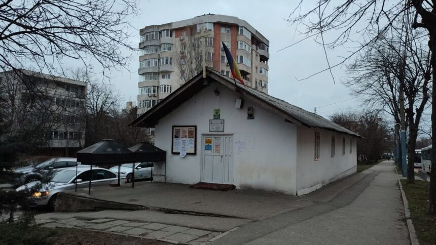 Parohia Izvorul Tămăduirii din Macul Roșu se confruntă cu un proces pentru terenul de lângă biserică, iar judecătorii solicită documente de la primărie. 1 parohia izvorul tamaduirii din zona macul rosu proces pentru terenul bisericii de pe trotuar judecatorii cer actele de la primarie 67ee6c5403008