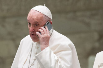 pe cine a sunat papa in fiecare zi timp de mai bine de un an si jumatate inainte de a muri 680727310a2f6