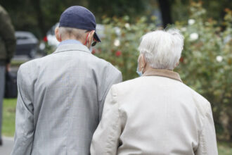 pensionarii cu venituri mici au primit ajutorul de paste si spun ca suma e prea mica pana in decembrie ce se intampla cu noi 67ec1a70e7fe9