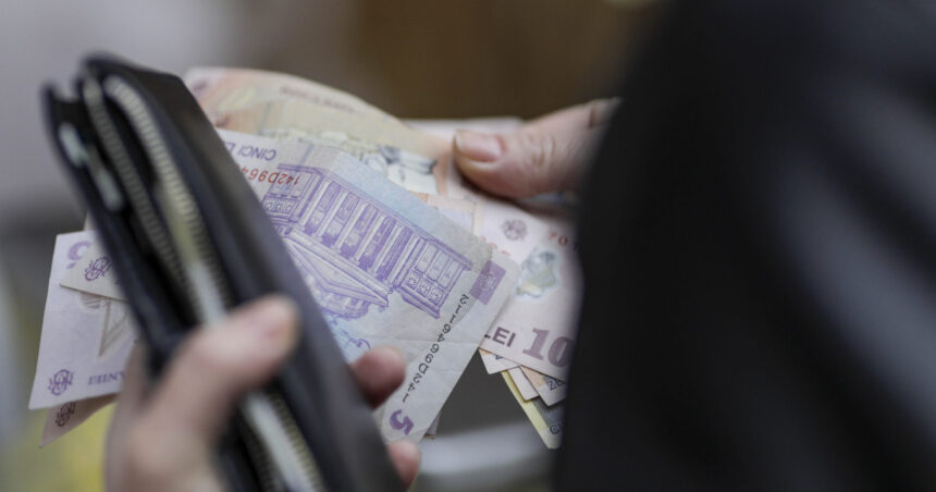 Pensionarii vor aștepta mai mult pentru pensii în luna mai. Ce se află în spatele acestei întârzieri? 1 pensionarii isi vor primi banii cu intarziere in luna mai care este motivul 68078bdb1b6c9