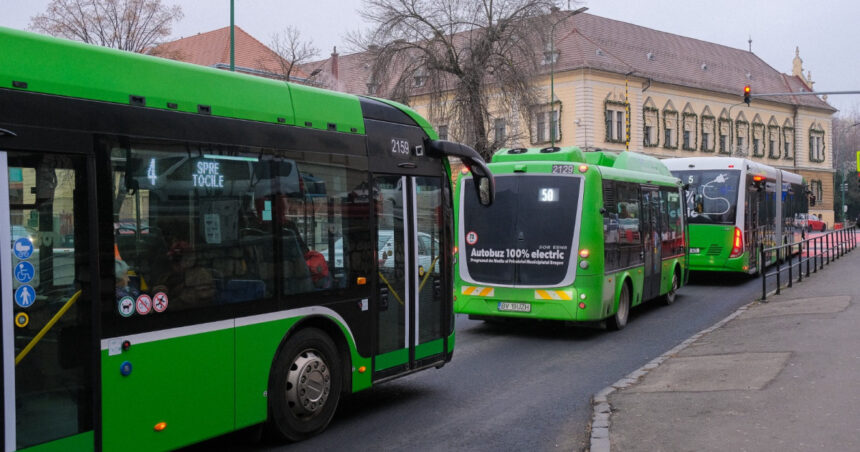 Descinderi la compania de transport public din Brașov într-un caz de furt agravat. RATBv avertizează despre întârzieri pe rutele sale. 1 perchezitii la operatorul de transport in comun din brasov intr un dosar de furt calificat ratbv anunta posibile intarzieri pe trasee 6811e40a84ccf