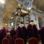 „Vacanța Scaunului Apostolic – Procesul de alegere a Papei și consecințele încălcării secretului votului” 2 perioada scaunului vacant sede vacante si alegerea papei incalcarea secretului votului se pedepseste cu excomunicarea 681086c934182