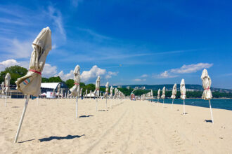 plajele de pe litoral pregatite intr o anumita cota pentru acces liber si gratuit accesul liber la mare si plaja a devenit in multe zone aproape imposibil 680ead75708b6