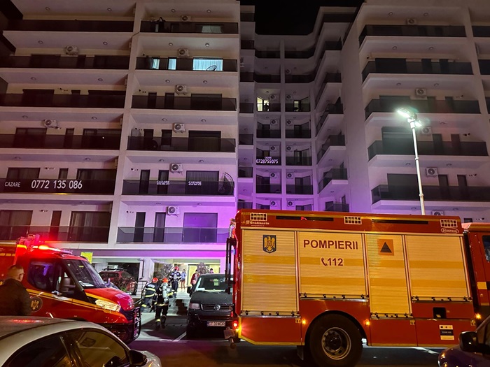 Pompierii din Constanța intervin de urgență după ce locatarii unui bloc din Mamaia, zona Butoaie, au semnalat prezența unui fum gros în scara imobilului. 1 pompierii constanteni alertati dupa ce locatarii unui bloc din mamaia din zona butoaie au reclamat fum dens pe casa unei scari 67f46fe2ef50a
