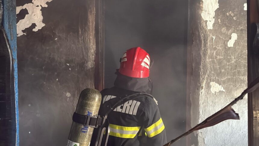 Pompierii din Tulcea în stare de urgență: Flăcările cuprind o gospodărie în comuna Izvoarele, iar 16 butelii au fost evacuate din zonă. 1 pompierii tulceni in alerta arde o gospodarie din comuna izvoarele 16 butelii au fost scoase din curte 680a34980deb7