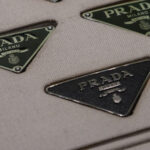 Prada își îmbrățișează rivalul Versace: Detalii despre suma afacerii! 3 prada cumpara rivala versace care este valoarea tranzactiei 67f8be60386d4