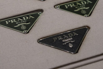 prada cumpara rivala versace care este valoarea tranzactiei 67f8be60386d4
