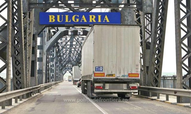 Francezii observă: Un oraș bulgăresc sub asediul vizitatorilor români, cu meniuri în română și angajați care vorbesc două limbi. 1 presa franceza oras bugaresc asaltat de turisti romani meniuri de restaurante in limba romana si personal bilingv 67fb9518b2071