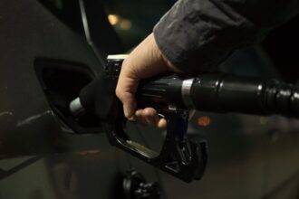 preturile petrolului au urcat cu aproape 2 pe fondul noilor sanctiuni impotriva iranului si al revenirii pietelor de actiuni 68087c55c437e
