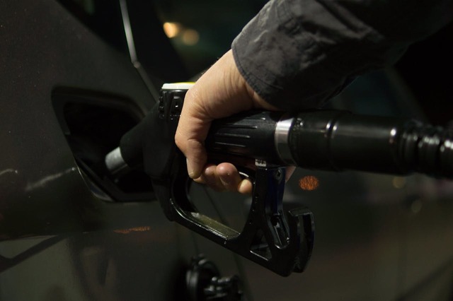 Costurile petrolului au crescut cu aproape 2%, impulsionate de noi sancțiuni impuse Iranului și de reluarea activității pe piețele de acțiuni. 1 preturile petrolului au urcat cu aproape 2 pe fondul noilor sanctiuni impotriva iranului si al revenirii pietelor de actiuni 68087c55c437e