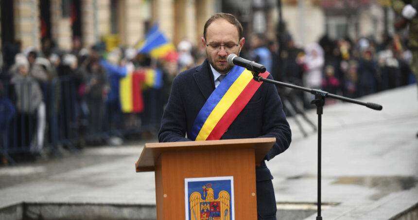 Primarul Botoșaniului, condamnat la un an de detenție cu suspendare într-un caz de corupție. Poate continua să-și exercite funcția? 1 primarul botosaniului a fost condamnat la un an de inchisoare sub supraveghere intr un dosar de coruptie isi poate pastra mandatul 68112c8659177