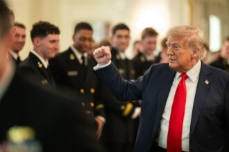 primele 100 de zile ale lui trump presedintele america first rastoarna ordinea mondiala 680f1e720b464