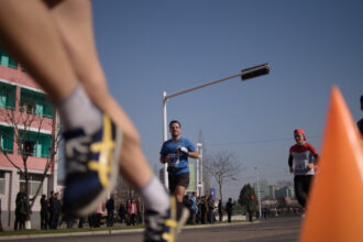 primul maraton international la phenian din ultimii sase ani la cursa din coreea de nord participa si romani 67f6425ea04e7