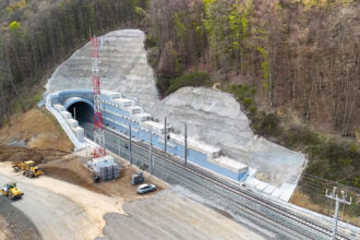 pro infrastructura in cateva saptamani vom avea primul tren care trece prin tunelul batuta dupa 4 ani si jumatate de intarziere 6800c7bc83b05