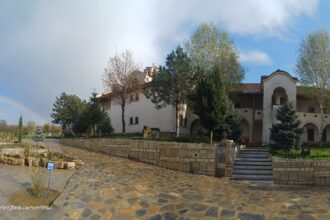 procesiune la manastirea dervent de izvorul tamaduirii legenda izvorului facator de minuni loc de pelerinaj pentru mii de credinciosi 680926264e160