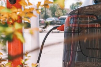 profiturile tesla se prabusesc venitul net a scazut cu 71 fata de anul precedent elon musk promite investitorilor ca isi va reduce activitatea in doge 68087f631782b