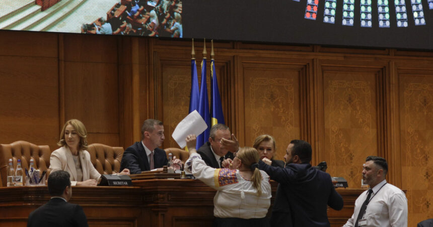 Legislație în dezbatere: Persoanele violente ar putea fi excluse timp de doi ani din Palatul Parlamentului 1 proiect de lege persoanele agresive risca o interdictie de doi ani in palatul parlamentului 67f90468b9c94