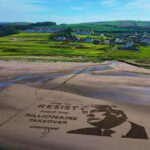 Demonstrație Greenpeace pe terenul de golf Trump Turnberry din Scoția: „E momentul să ne opunem - o bătălie împotriva puterii miliardarilor” 2 protest greenpeace pe terenul de golf trump turnberry din scotia timpul sa rezistam lupta impotriva dominatiei miliardarilor 6812458398293