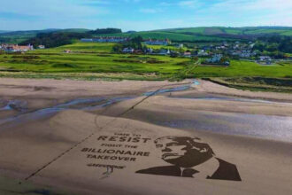 protest greenpeace pe terenul de golf trump turnberry din scotia timpul sa rezistam lupta impotriva dominatiei miliardarilor 6812458398293