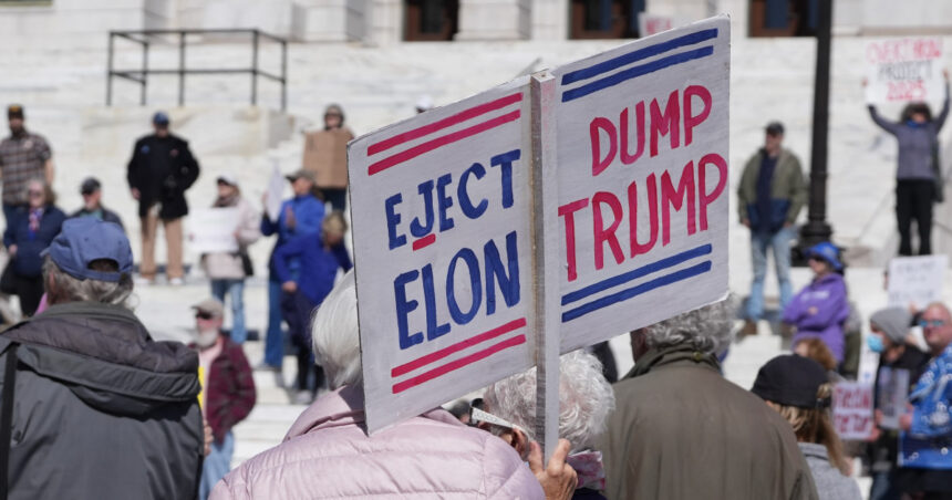 Mobilizare masivă în Statele Unite împotriva lui Trump, programată pentru sâmbătă: „Trump, Musk și aliații lor bogați pregătesc un atac fără precedent” 1 proteste de amploare impotriva lui trump in sua anuntate sambata trump musk si acolitii lor miliardari orchestreaza un asalt total 67f14016caa51