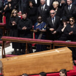 Zelenski la funeraliile papei: O primire controversată în fața lumii! 2 protocolul vaticanului a fost incalcat pentru zelenski i s a oferit un loc special in primul rand la funeraliile papei 680d497bdb47a