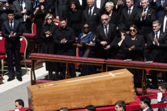 protocolul vaticanului a fost incalcat pentru zelenski i s a oferit un loc special in primul rand la funeraliile papei 680d497bdb47a