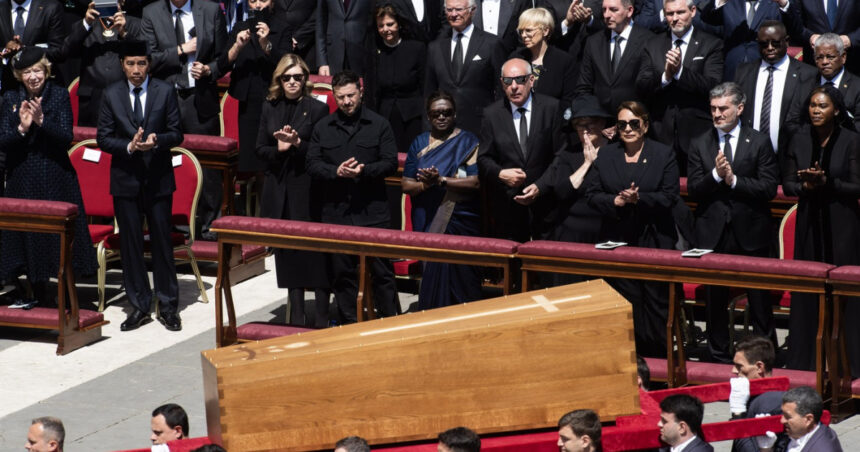 Zelenski la funeraliile papei: O primire controversată în fața lumii! 1 protocolul vaticanului a fost incalcat pentru zelenski i s a oferit un loc special in primul rand la funeraliile papei 680d497bdb47a