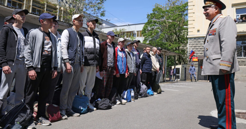 Putin a lansat cea mai amplă mobilizare de primăvară din ultimele 14 ani: 160.000 de cetățeni ruși, convocați să se alăture forțelor armate 1 putin a ordonat cea mai mare recrutare de primavara din ultimii 14 ani 160 000 de rusi chemati sub arme 67ed47d9149d3