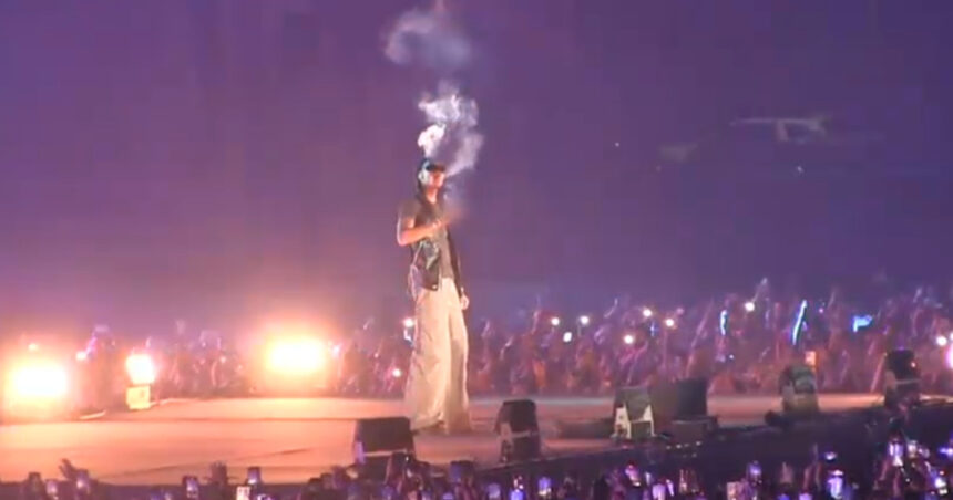 Wizz Khalifa, artistul rap, sancționat în România pentru posesia substanțelor interzise 1 rapperul wizz khalifa a fost condamnat in romania sa plateasca o amenda pentru detinerea de droguri 680a590480473