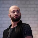 Răspunsurile amuzante ale fanilor după apariția lui Mihai Bendeac: „Te-ai îmbrăcat cu covoare de pe Temu?”. Ochelarii de soare completează look-ul! 3 reactia fanilor dupa ce au vazut cum s a imbracat mihai bendeac ti ai facut haina din covoarele de pe temu are si ochelari de soare la ochi 67faa7a00ee47