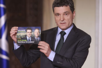 reactia lui nicusor dan dupa ce pliante in care apare sustinut de klaus iohannis au fost distribuite in bucuresti 68112852cf2a7