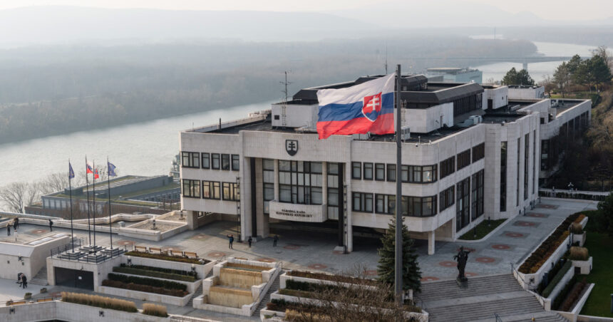 Reguli stricte pentru ONG-urile din Slovacia: O măsură contestată, cu rădăcini în influența Rusiei 1 reguli mai dure pentru ong urile din slovacia masura este criticata ca fiind inspirata de rusia 6800876fbe4c5