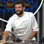 Richard Abou Zaki înmânează cuțitul de aur la „Chefi la cuțite” 2025. Un moment plin de emoție: „Vom crea o poveste minunată împreună” 2 richard abou zaki ofera cutitul de aur la chefi la cutite 2025 momentul e emotionant vom face o poveste frumoasa impreuna 67ee34453acbc