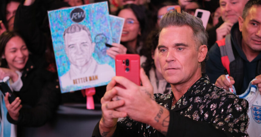 Robbie Williams dezvăluie că fotografiile de tip selfie și contactul cu admiratorii îi generează neliniște: „Socializarea mă copleșește” 1 robbie williams spune ca selfie urile si interactiunile cu fanii ii provoaca disconfort interactiunea sociala ma inspaimanta 6809d3411d597