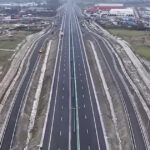 România a deschis 140 de kilometri de autostradă în 2024, dar un sfert din rețeaua rutieră rămâne neasfaltată (INS) 3 romania a inaungurat 140 de kilometri de autostrada in 2024 un sfert din drumurile tarii sunt inca acoperite cu piatra si pamant ins 6809f91cb92cb