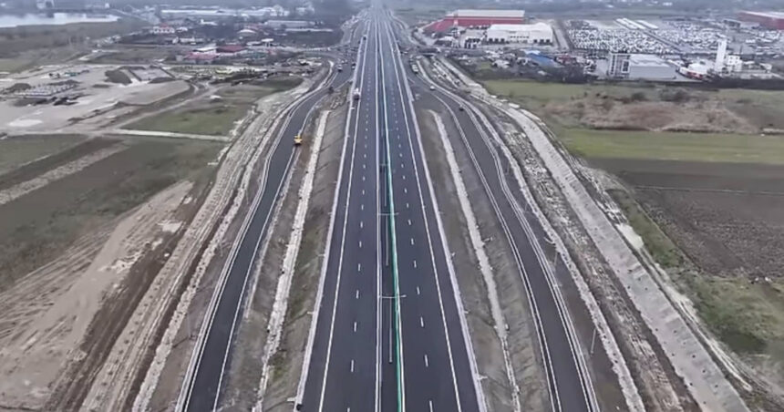 România a deschis 140 de kilometri de autostradă în 2024, dar un sfert din rețeaua rutieră rămâne neasfaltată (INS) 1 romania a inaungurat 140 de kilometri de autostrada in 2024 un sfert din drumurile tarii sunt inca acoperite cu piatra si pamant ins 6809f91cb92cb