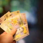 România înregistrează un salt record al salariului minim în UE, dar se confruntă cu un deficit bugetar alarmant. 3 romania are cea mai mare crestere din ue a salariului minim in ultimul deceniu dar si cel mai mare deficit bugetar 67efc5c3cb4f2