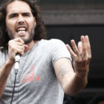 Russell Brand, acuzat de agresiune sexuală 3 russell brand a fost pus sub acuzare pentru viol 67eff7900ec44
