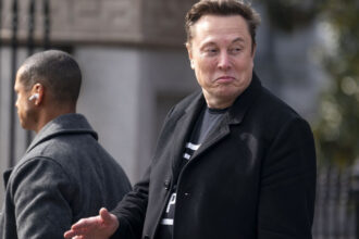 scandal la casa alba musk il numeste imbecil pe consilierul lui trump care a declarat ca miliardarul este un simplu asamblor 67f5446f247c6