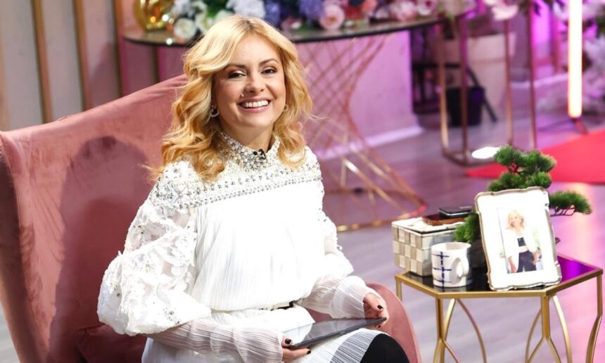Transformare la „Mireasa”, sub conducerea Simonei Gherghe, în urma retragerii emisiunii „În direct cu România” de la Antena 1. Începând de luni! 1 schimbare la mireasa prezentata de simona gherghe dupa ce emisiunea in direct cu romania a fost scoasa de la antena 1 se intampla de luni 680df881ab773