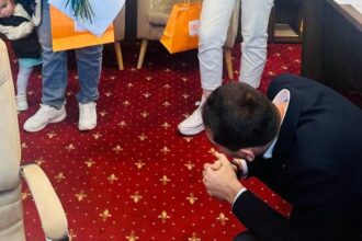 se distribuie cardurile din programul bebe trusou rasauteanu o mare bucurie cand un proiect in folosul constantenilor intarziat si vitregit pe nedrept o buna perioada de 68122316cf3b0