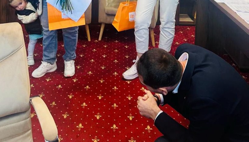 Cardurile din inițiativa „Bebe trusou” ajung la constănțeni! Răsăuțeanu: „O imensă bucurie să vedem cum un proiect dedicat comunității, ce a întâmpinat dificultăți, prinde viață” 1 se distribuie cardurile din programul bebe trusou rasauteanu o mare bucurie cand un proiect in folosul constantenilor intarziat si vitregit pe nedrept o buna perioada de 68122316cf3b0